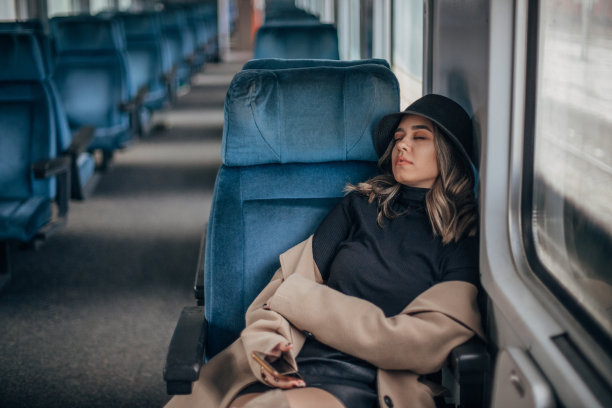 在火车上睡觉的年轻女子图片下载