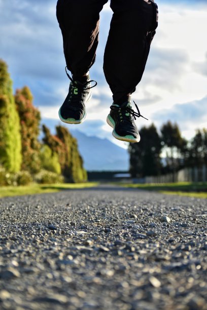 高兴地跳起来图片下载