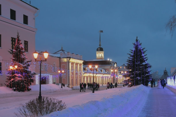 城市街道冬夜。喀山,俄罗斯图片下载