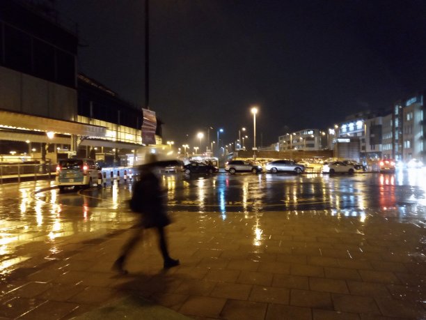 雨后的夜晚，布赖顿火车站外的街道图片下载