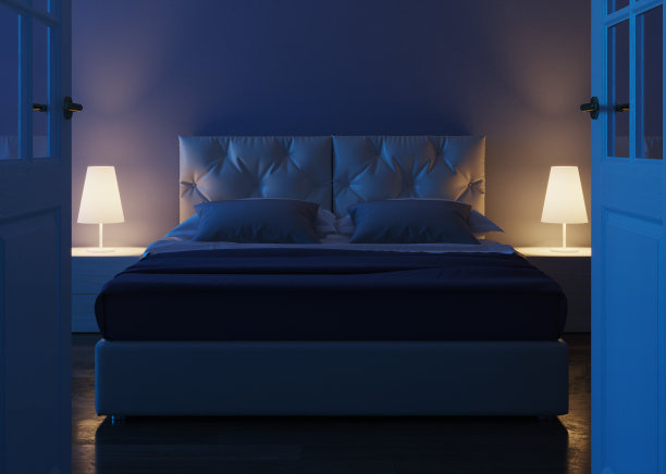 白色的门和蓝色的墙。酒店卧室的门开着。3 d渲染。图片下载