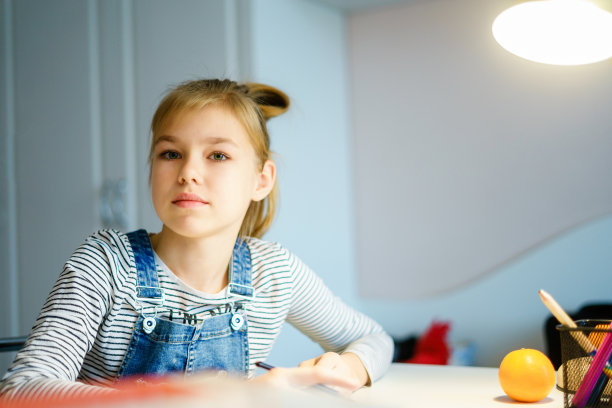 美丽的女孩工作在她的学校项目在家里，教育理念图片下载