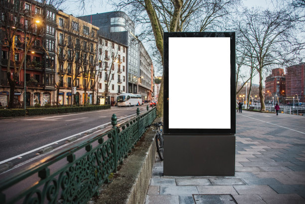 街道上的空白广告牌素材图片