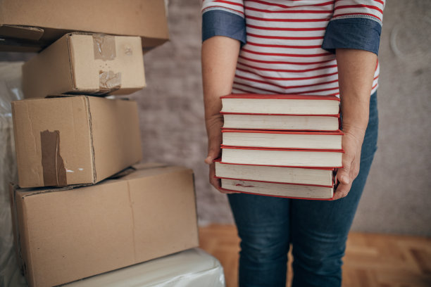 那个女人搬进了公寓，带着她的书图片下载