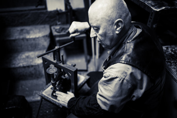 鞋匠修理鞋子素材图片