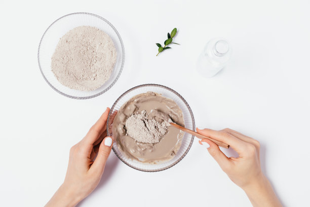 俯视图女人的手混合粘土图片下载