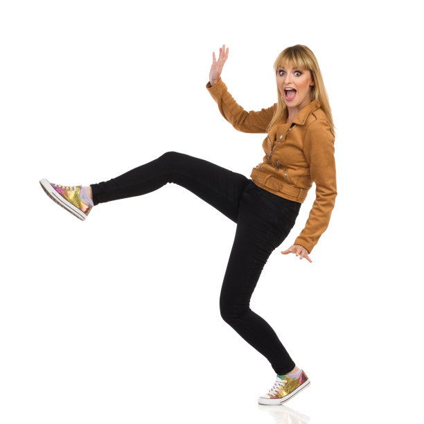 吓坏了的年轻女子正在走路并做手势图片下载