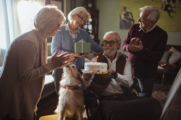 惊喜的生日聚会图片下载