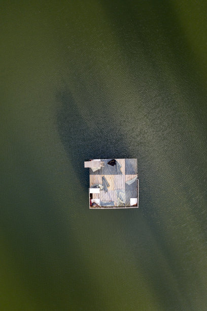 湖面上漂浮的平台图片下载