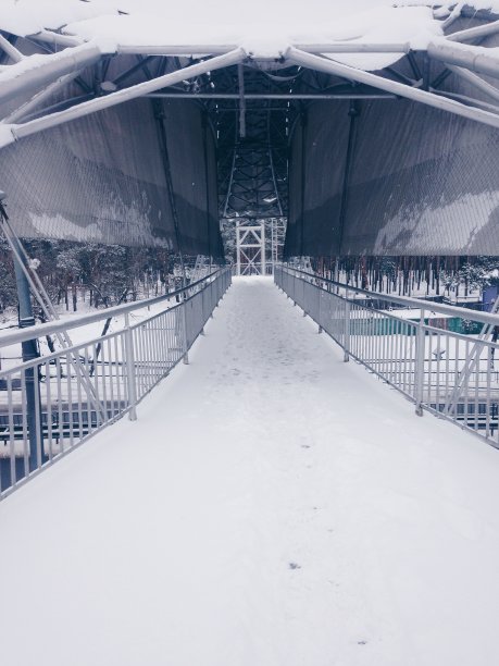 冬天被雪覆盖的桥。图片下载