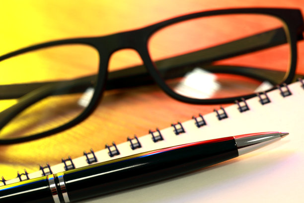 笔记本，眼镜和笔图片下载