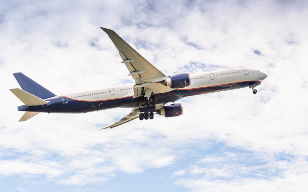 客机在清晨降落在亚洲机场前图片下载