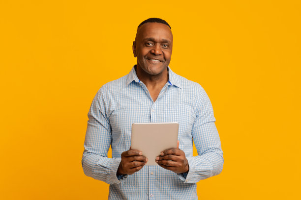 友好成熟的非洲商人手持数字平板电脑图片下载