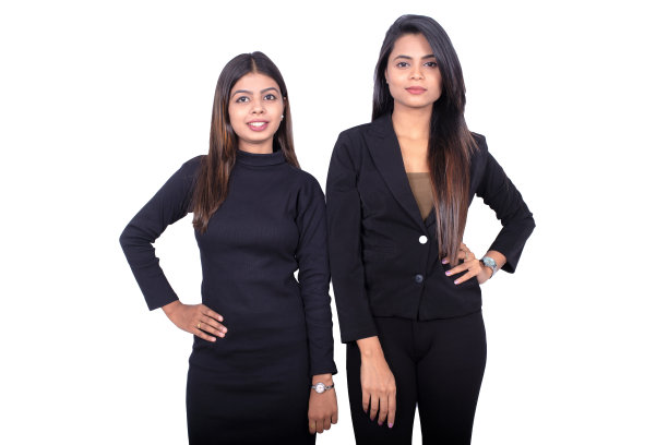 商业女性双手叉腰站在白色背景上的肖像图片下载