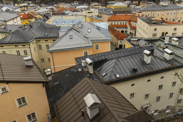 中欧历史名城中心区顶视图古老的中世纪房屋的屋顶，地标性的城市图片遗产景点供参观图片下载