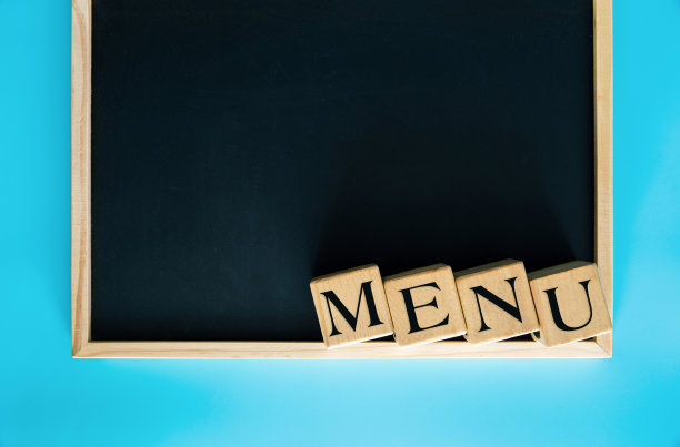 菜单与木块在黑板的背景图片下载