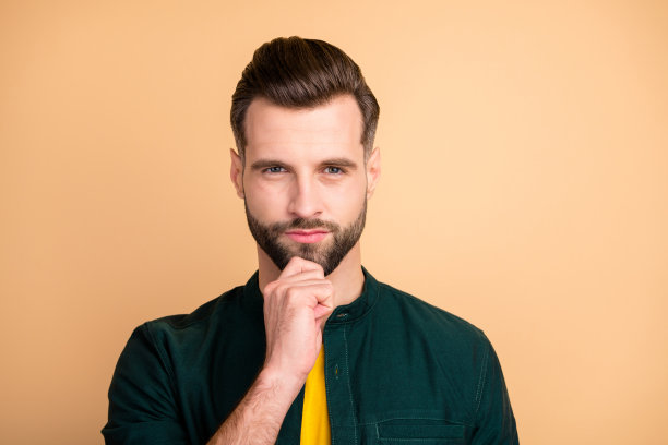 特写照片英俊的家伙手在下巴深思考不确定的创业想法是准备展示公司会议穿休闲服装孤立的米色背景图片下载