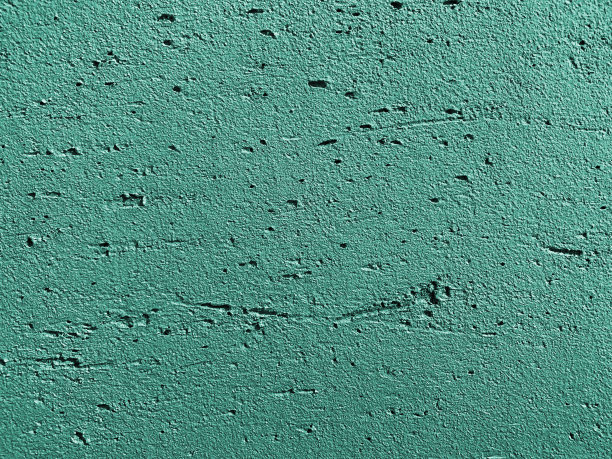 轻质薄荷灰泥墙，有裂缝和粗糙。在施工期间为装饰着色。2020年薄荷色吨趋势。用拷贝空间抽象背景纹理图案图片下载