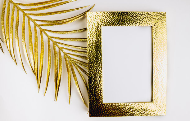 相框模拟的文字空间，金色的纸屑在白色的背景。平放，俯视图。情人节最小的背景。图片下载