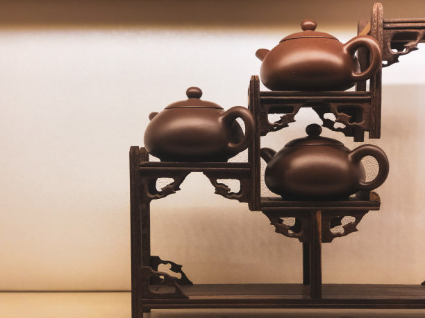 架子上的中国茶壶组图片下载