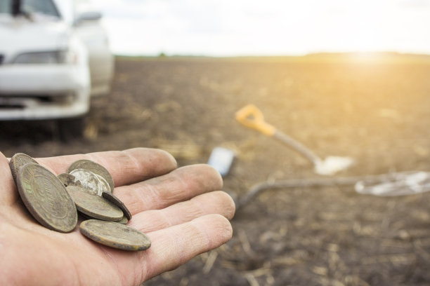 在考古发掘过程中发现的俄罗斯帝国古钱币，使用金属探测器，前后背景用散景效果进行模糊处理图片下载