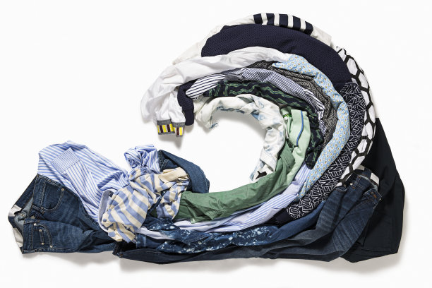 一堆衣服孤立在白色背景上图片下载