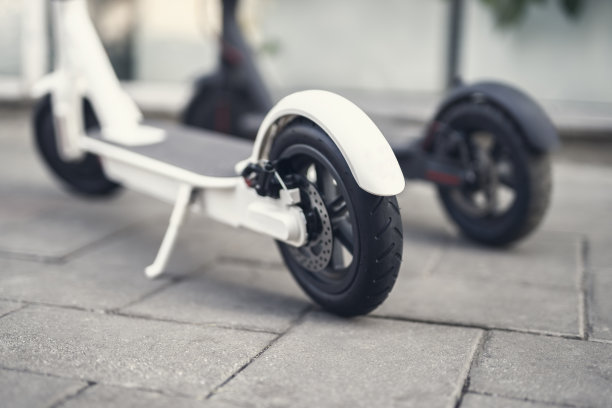 电动摩托车停在城市街道上图片下载