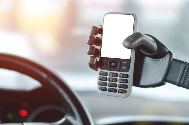 拿着手机的机器人图片下载