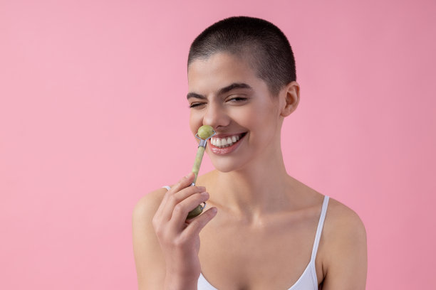 笑在有趣的脸部按摩库存照片图片下载