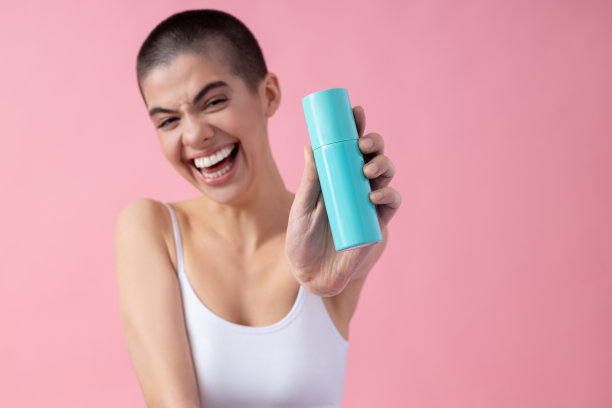 感觉兴奋后使用新的化妆品库存照片图片下载