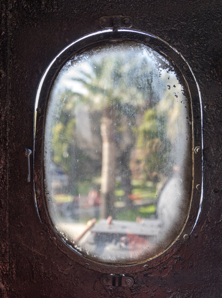 从窗口看到一列生锈的旧火车图片下载