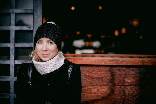 微笑的蓝眼睛金发女孩肖像图片下载