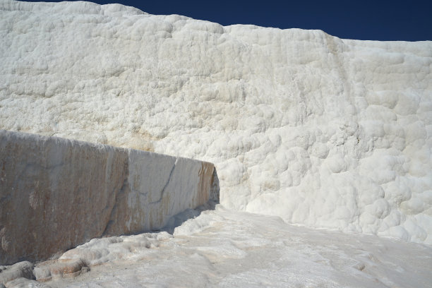 美丽的白色石灰华露台的近距离细节图片下载