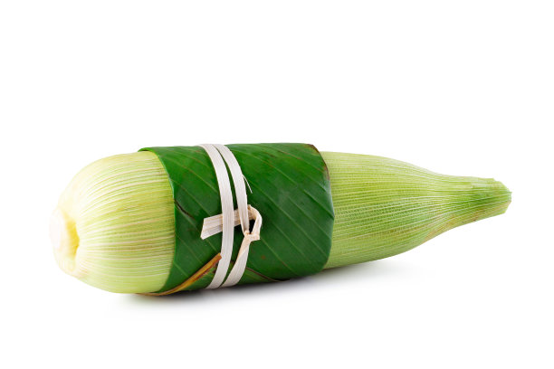 用香蕉叶包裹的新鲜甜玉米，独立白色背景图片下载