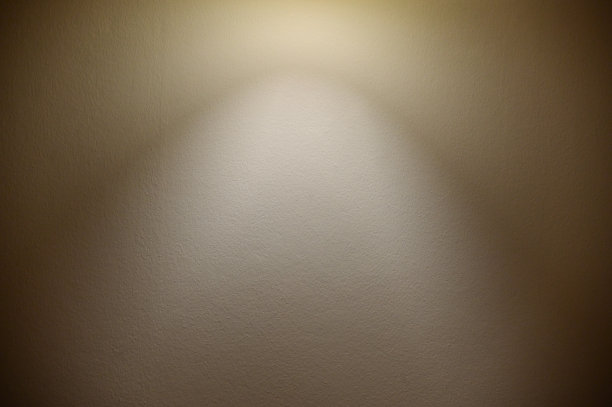 墙面带光，零散的装饰灯泡，营造家居墙面的焦点。从亮到暗的渐变。图片下载