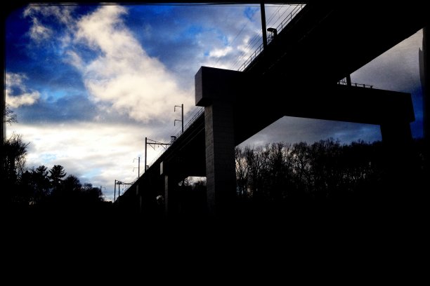 低角度的火车桥对冬天的天空图片下载