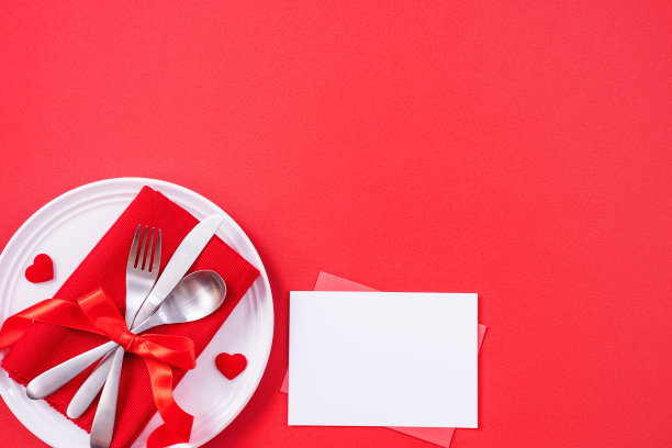情人节设计理念——浪漫餐盘餐厅，节日庆典餐推广。图片下载