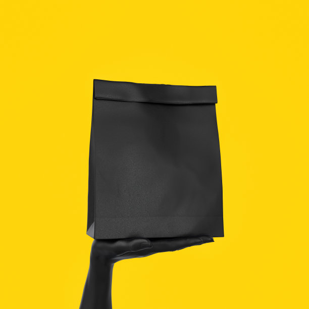 黑色手提外卖纸袋孤立在黄色背景上。外卖服务理念横幅。3 d演示。图片下载