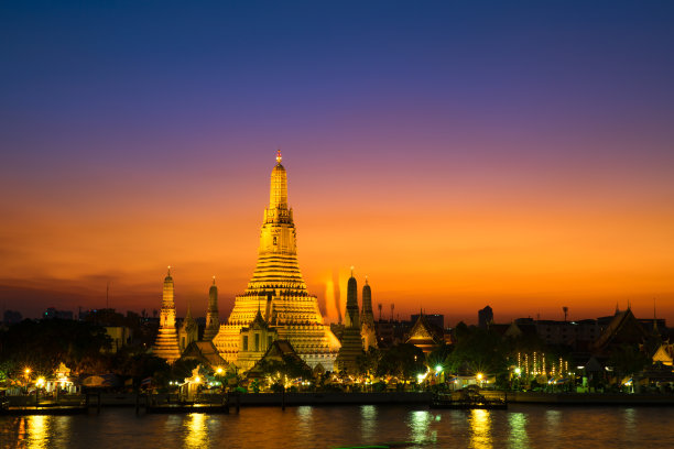日落在Arun寺庙或Wat Arun，位于湄南河与曼谷的一个多彩的天空图片下载