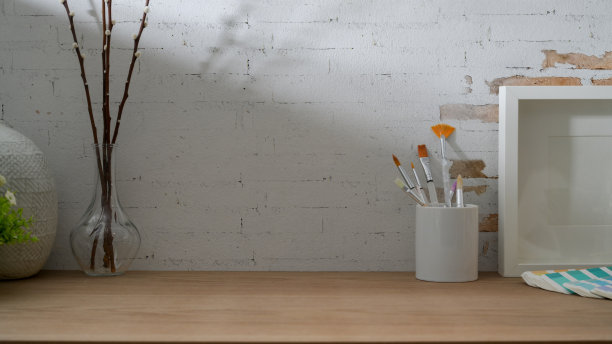 近距离观察现代乡村艺术家的工作场所与复制空间，画笔和装饰图片下载