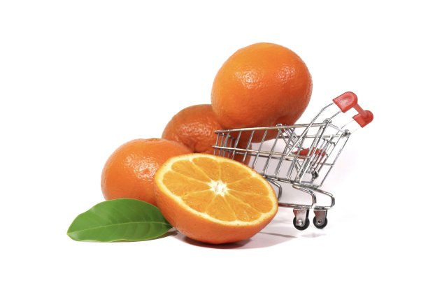 货车运输切片橙色与树叶在白色的背景图片下载