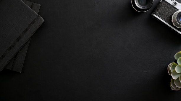 俯视图的摄影师工作场所的复印空间，相机，办公用品和装饰图片下载