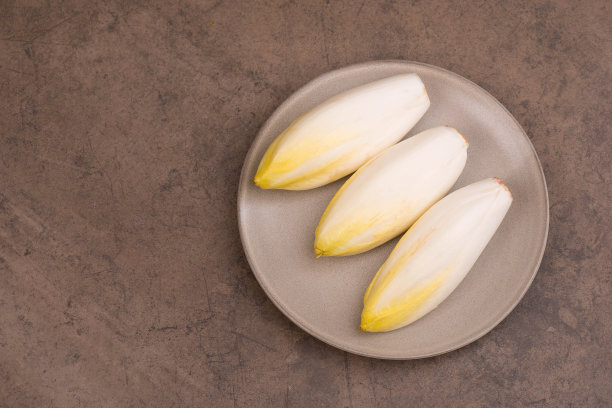 菊苣沙拉在棕色纹理的背景，空拷贝空间图片下载