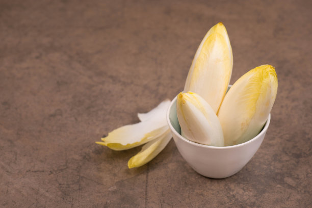 菊苣沙拉在棕色纹理的背景，空拷贝空间图片下载