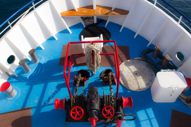 红蓝相间的渔船图片下载