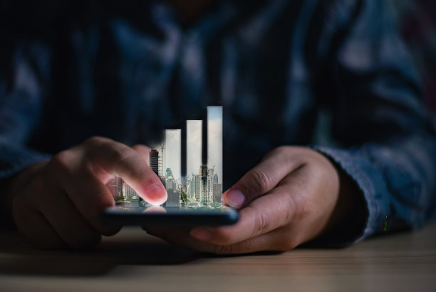 智能手机理念共享城市城市生活。双层视角的城市景观和室内手意象。图片下载