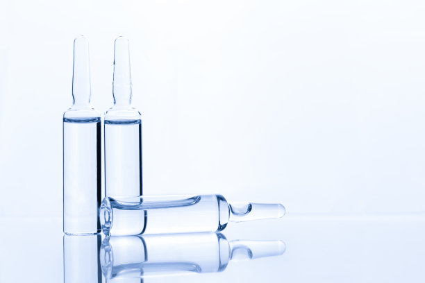 安瓿与注射溶液在灰色背景与复制空间。医学概念。图片下载