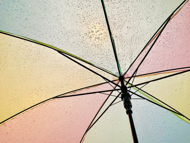 五颜六色的湿伞在阳光下，抽象的雨滴图片下载