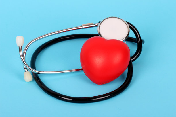 听诊器和心脏分离，蓝色背景图片下载
