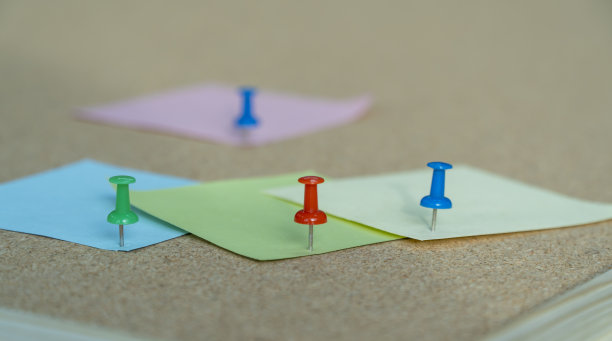 挂图上贴着彩色的贴纸图片下载